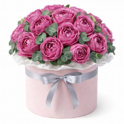 Пионовидные розы в шляпной коробке «Весенняя соната»