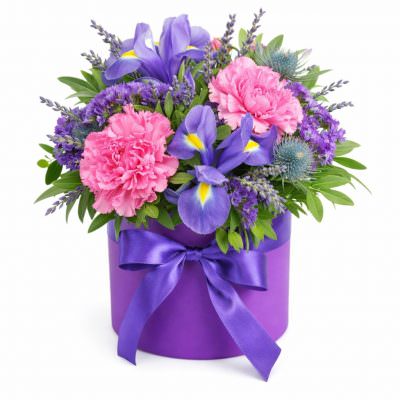 Цветы в коробке с ирисами