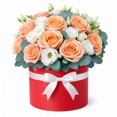 Шляпная коробка розами и эустомами «Лепестковая мелодия»