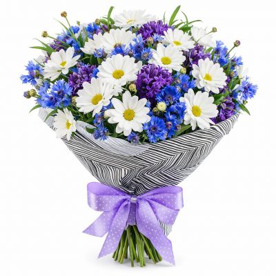Букет с васильками и ромашками «Цветочная магия»