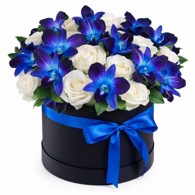 Шляпная коробка с розами и дендробиумами «Небесное очарование»